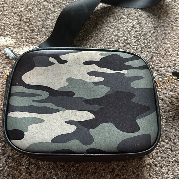 Crossbody purse- camo and stripe - Picture 3 of 4